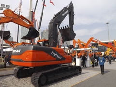 Prototype_hybrid_21,5_tonne_excavator_from_Doosan